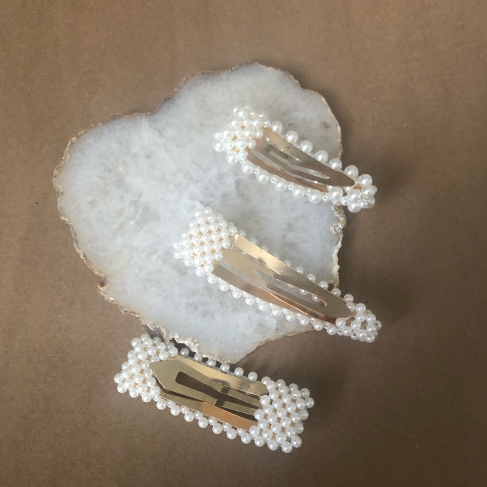Oversized snap gold Pearl hair clips mismatched - Picture 3 of 5